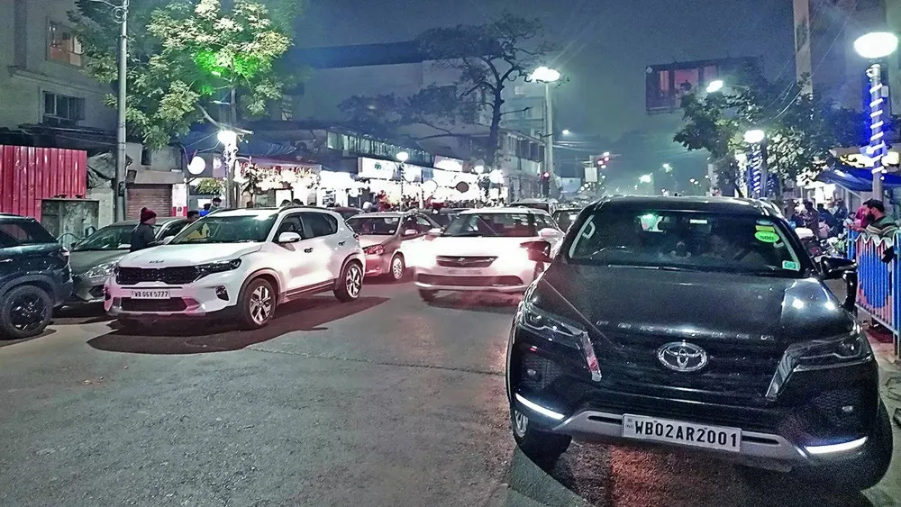 Illegal Parking Near Major Kolkata Eatery Causes Traffic Chaos