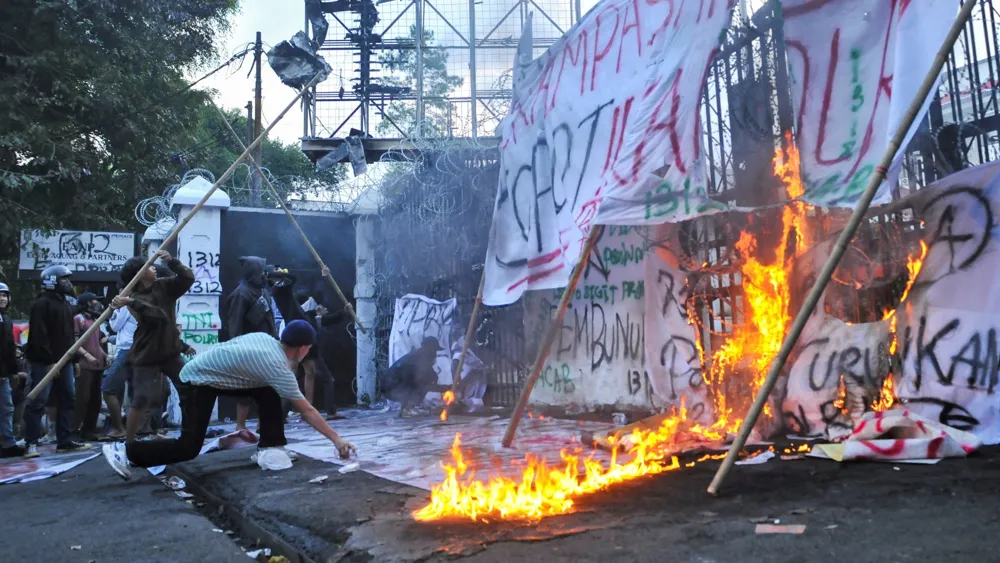 Indonesian police use tear gas and rubber bullets against student protesters in Bandung