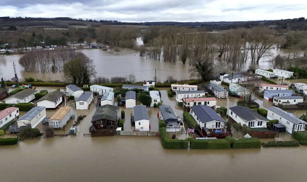 Inundaciones e interrupciones de viaje en el Reino Unido por lluvias y nieve