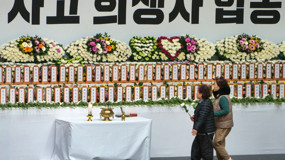 Investigation Focuses on Critical Minutes Leading to South Korean Plane Crash