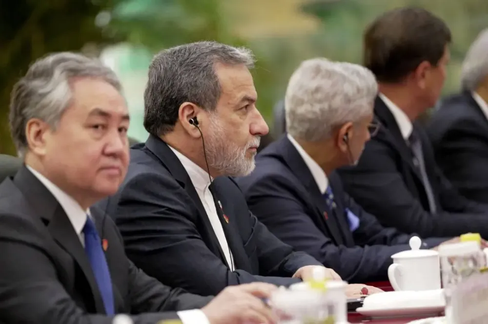 Iran's Foreign Minister Asserts Commitment to Nuclear Enrichment Amid Attacks