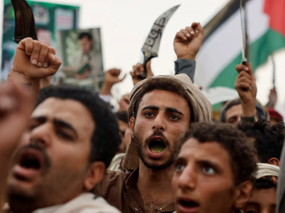 Israel Launches Airstrikes on Houthi Targets in Yemen; Houthis Respond with Missile Attacks