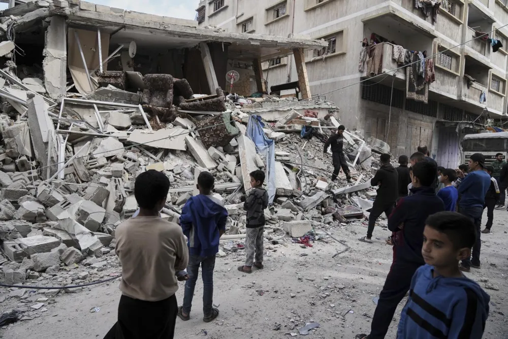 Israeli Airstrikes Continue in Gaza, Raising Death Toll to Over 52,000 Amid Ceasefire Negotiations