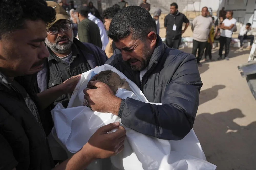 Israeli Airstrikes in Gaza Result in Civilian Casualties Amid Aid Blockade Concerns