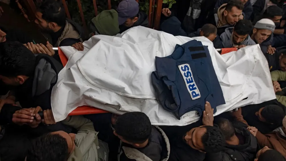 Israeli Attacks in Gaza Result in Deaths of Eleven, Including Three Journalists