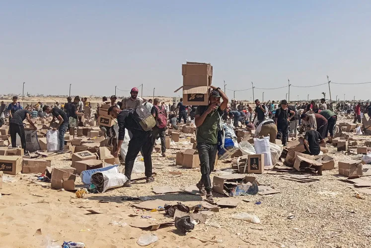 Israeli Strikes Kill Palestinians as Aid Distribution Halts Amid Eid Celebrations