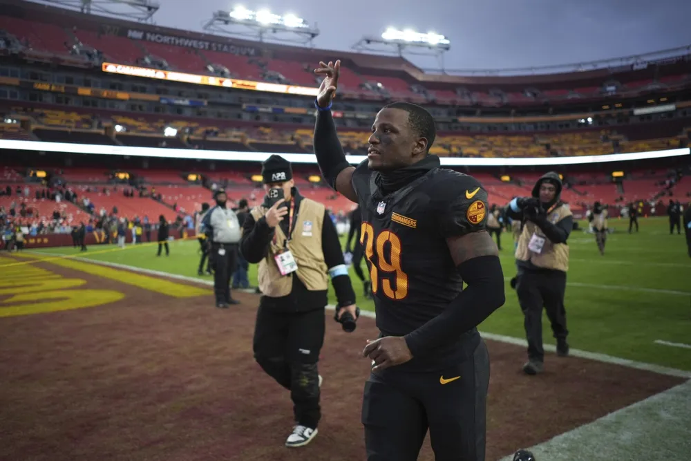 Jeremy Reaves proposes after playoff victory with Washington Commanders