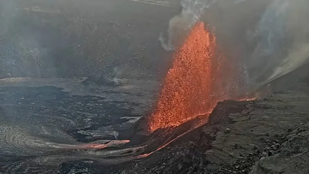 Kilauea Volcano Erupts Again, Sending Lava Over 330 Feet High in Spectacular Display