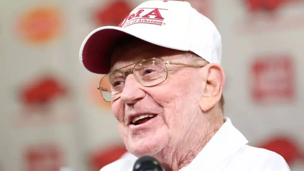 Legendary Notre Dame coach Lou Holtz dies at 89