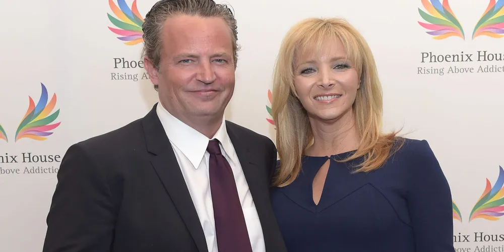 Lisa Kudrow Recalls Heartfelt Note from Matthew Perry Found in 'Friends' Prop