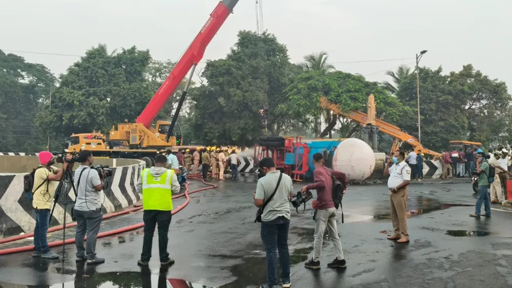 LPG tanker leaks after detaching on Coimbatore's Avinashi Road flyover