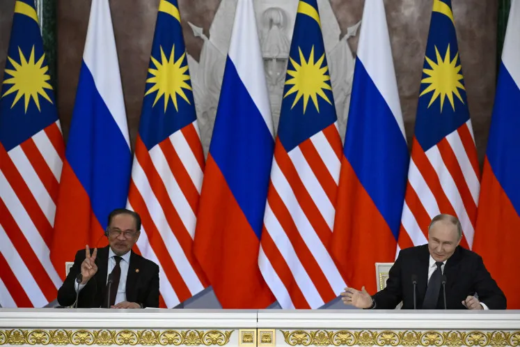 Malaysia PM Anwar Discusses MH17 Downing with Putin Amid UN Report