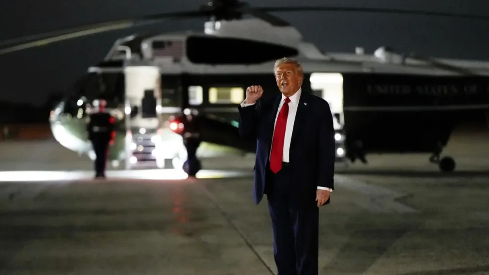 Man arrested for pointing laser at Marine One with Trump aboard