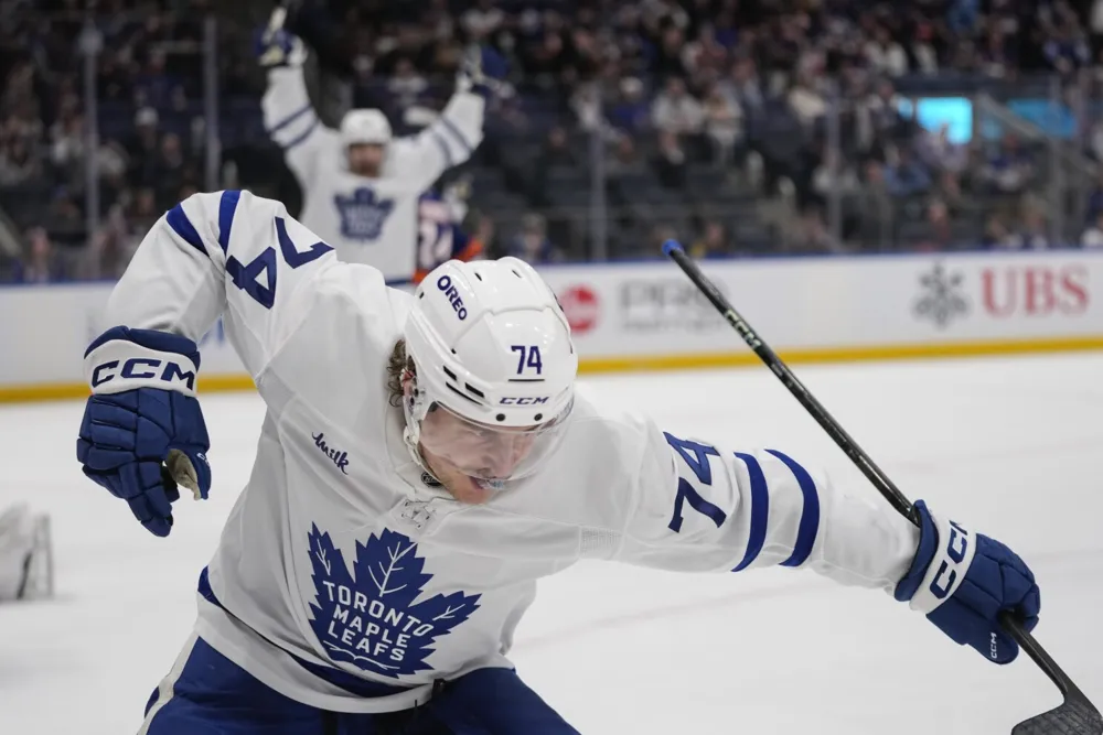 Maple Leafs Defeat Islanders 2-1 with Late Goals from McMann