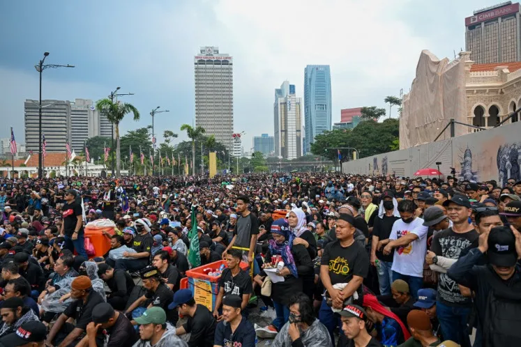 Massive protests in Kuala Lumpur demand PM Anwar Ibrahim's resignation over living costs