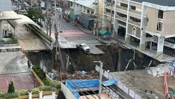 Massive Sinkhole Disrupts Traffic and Forces Evacuations Near Bangkok Hospital