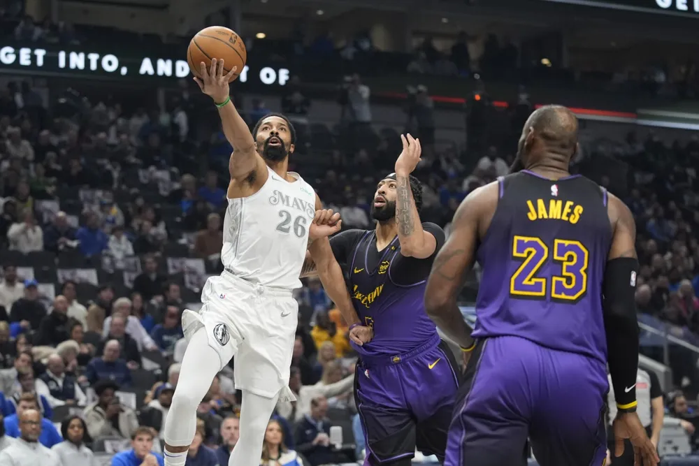 Mavericks halt losing streak with decisive 118-97 win against Lakers