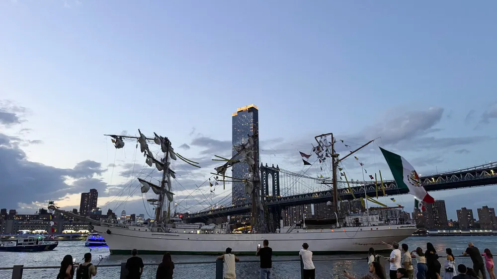 Mexican Navy Ship Cuauhtémoc Collides with Brooklyn Bridge, Resulting in Fatalities and Investigations