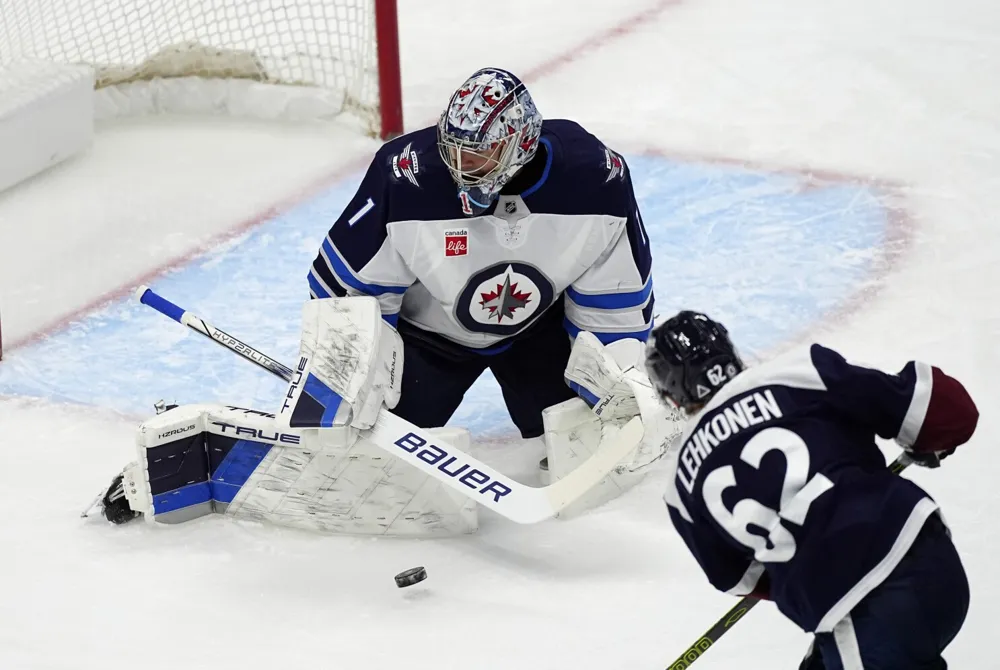 Mittelstadt scores game-winning goal, Avalanche defeat Jets 5-2