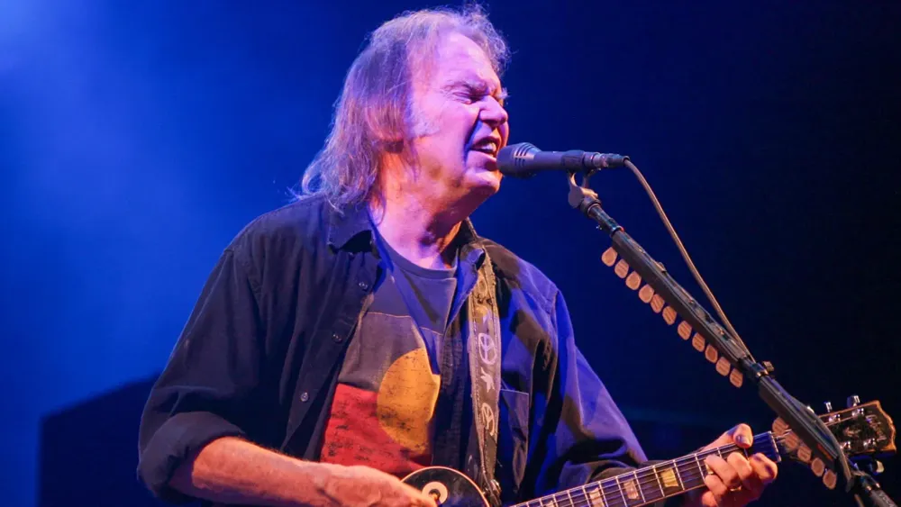 Neil Young Withdraws from Glastonbury 2025, Citing Concerns Over Corporate Control by BBC