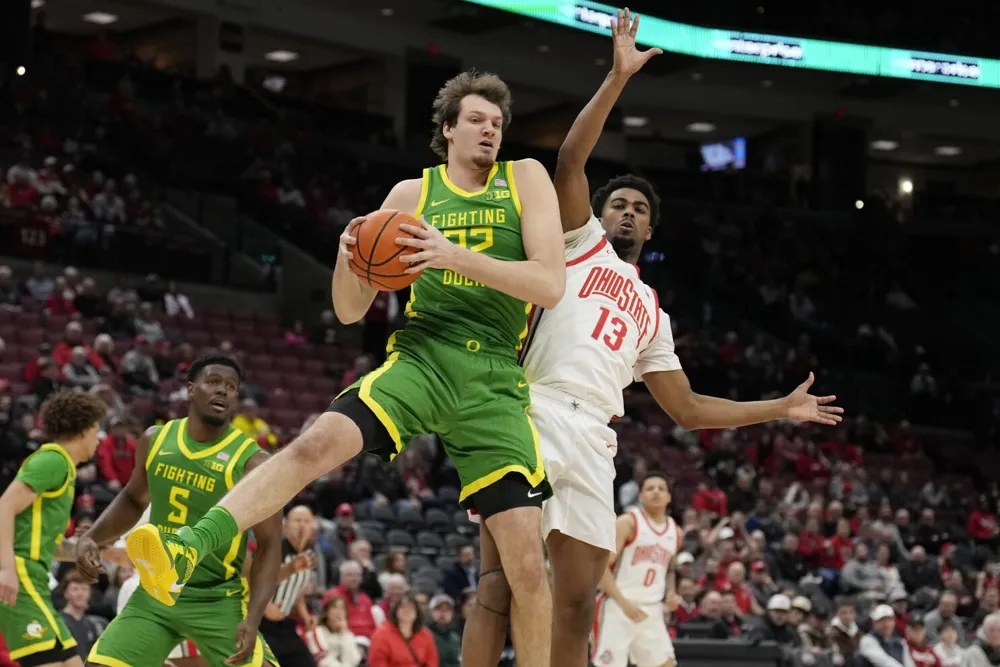 Oregon's Jackson Shelstad and Nate Bittle Lead Team to Narrow Victory Over Ohio State, 73-71