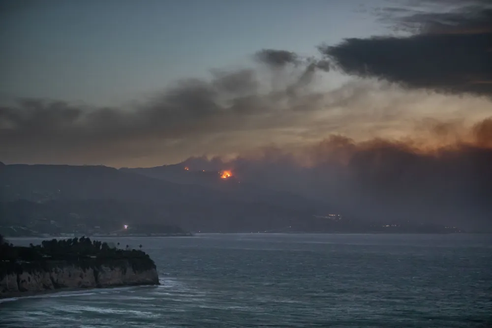 Passengers Witness Dramatic Palisades Fire from Flights Over Los Angeles