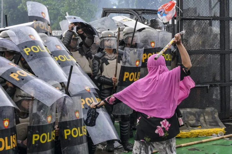 'Pink and Green' Solidarity Movement Emerges in Indonesia Amid Protests