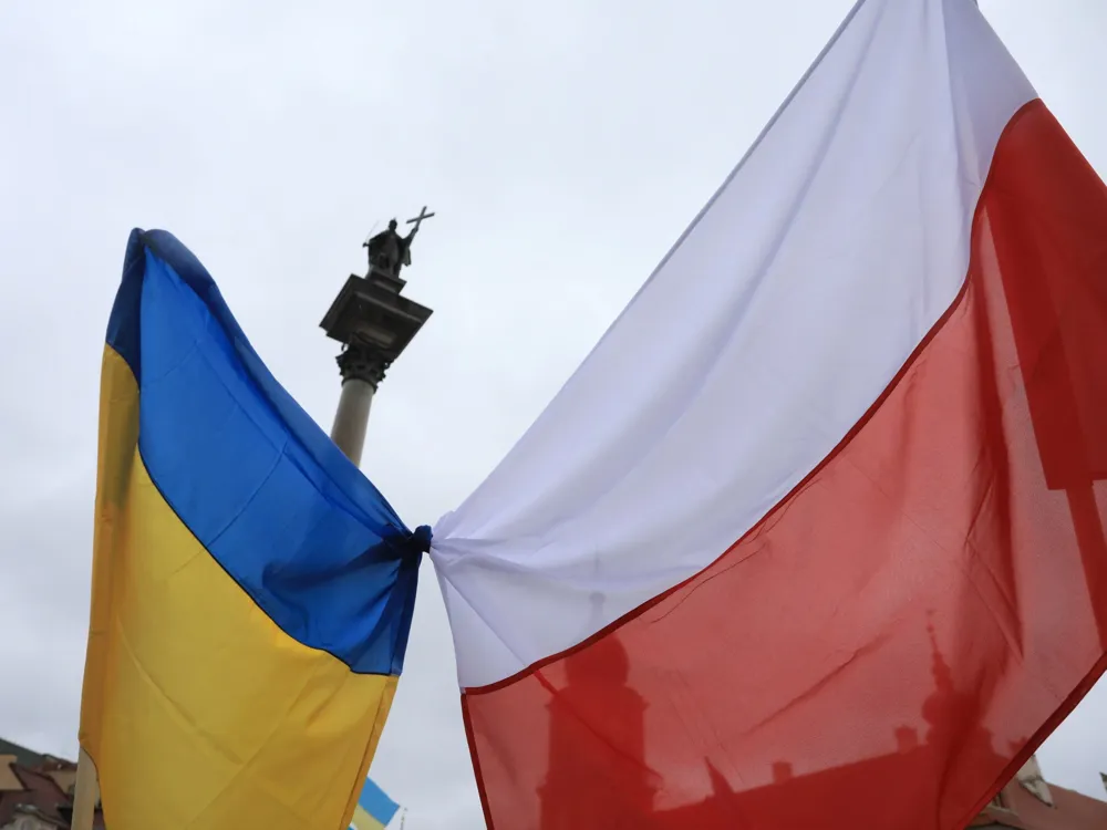 Poland's Veto Threatens Starlink Access for Ukraine Amid Refugee Aid Controversy