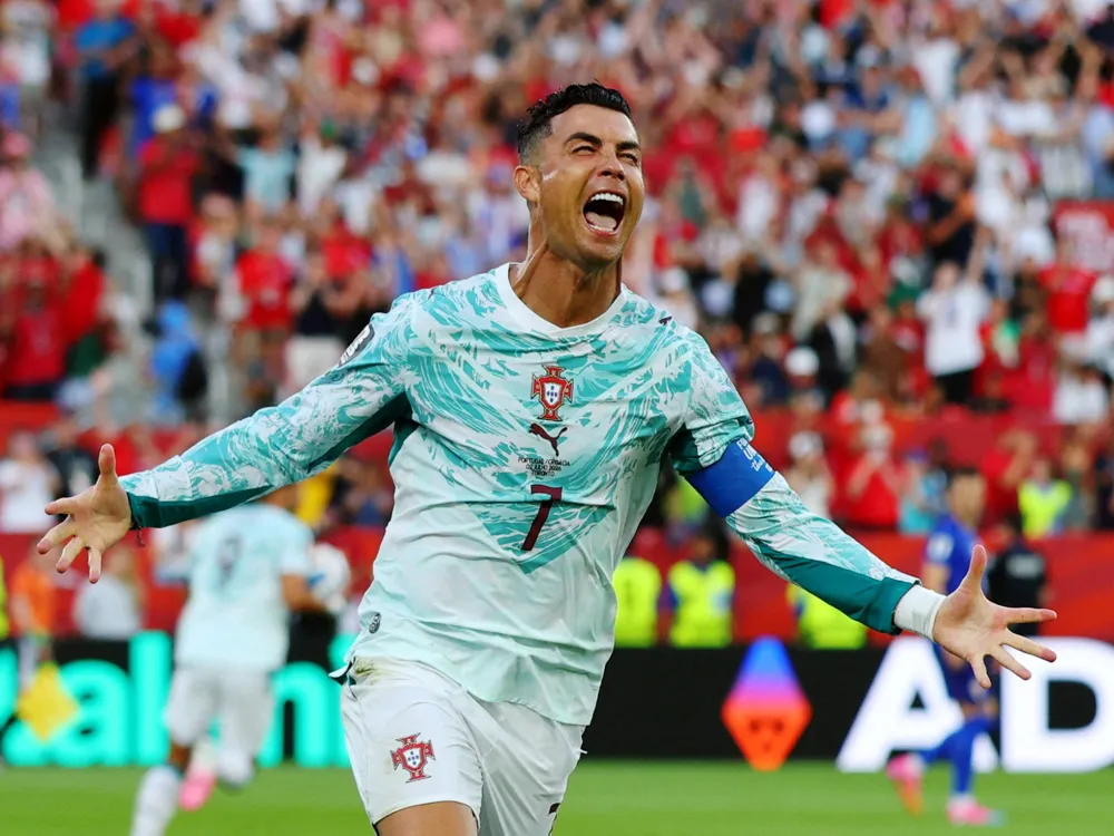Portugal secures World Cup last 16 spot with late winner against Croatia