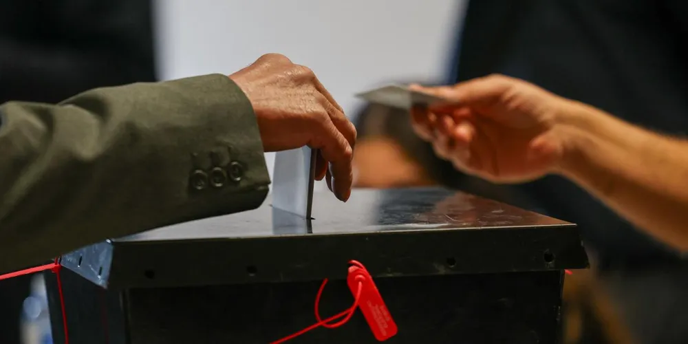 Portugal Votes in High-Stakes Presidential Runoff Amid Severe Weather