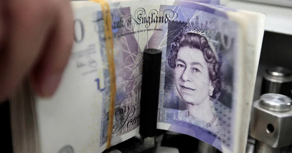 Pound Falls to 14-Month Low Amid Rising Gilt Yields and Economic Concerns