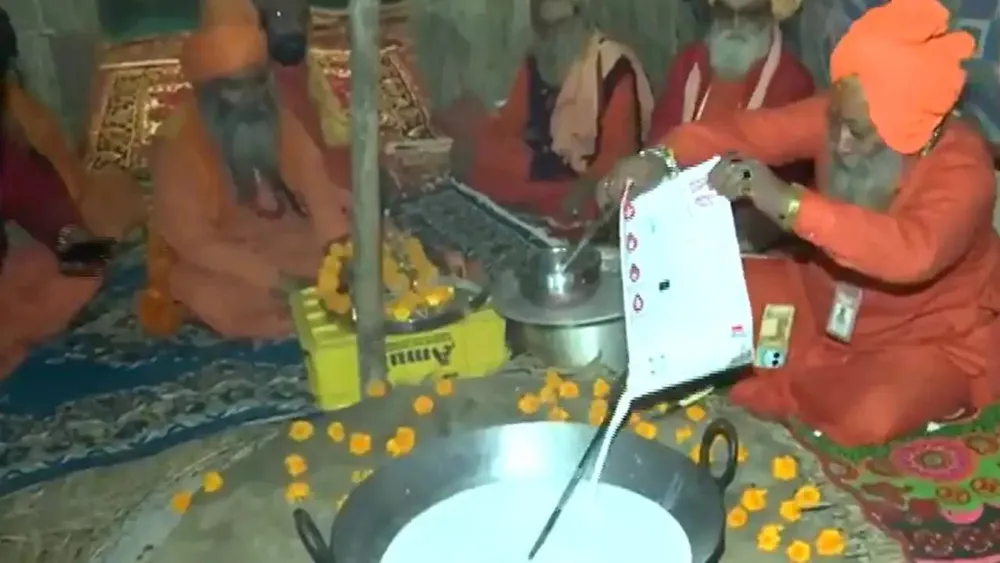 Rabri Wale Baba Continues Tradition of Serving 'Sweet Blessings' at Maha Kumbh