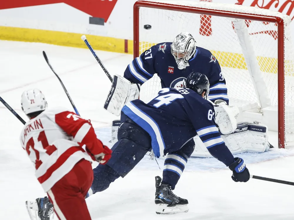 Red Wings defeat Jets 4-2, extending winning streak to four games