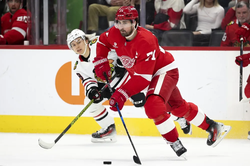 Red Wings secure sixth consecutive win over Blackhawks, 5-3