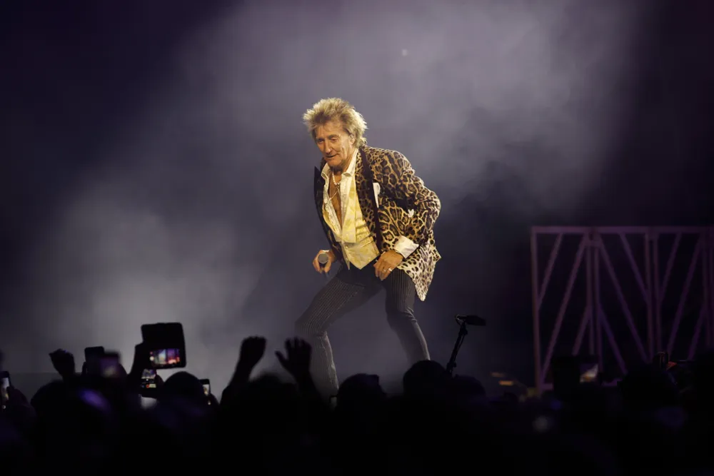 Rod Stewart Celebrates 80th Birthday, Plans Tours and New Las Vegas Residency