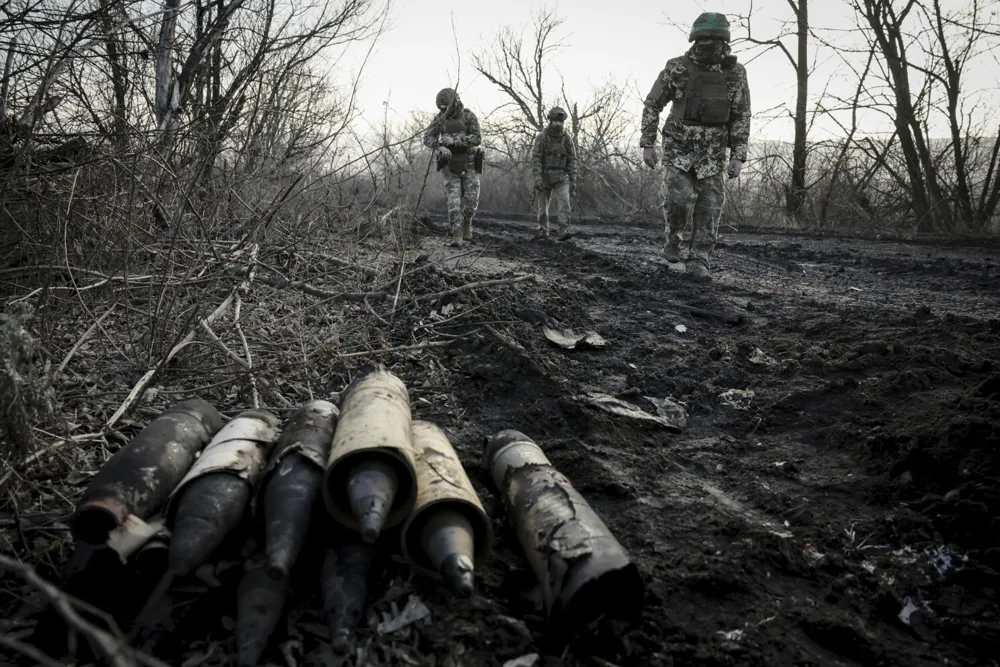 Russian Forces Shift Strategy to Bypass Key Ukrainian Stronghold, Aim to Cut Supply Lines