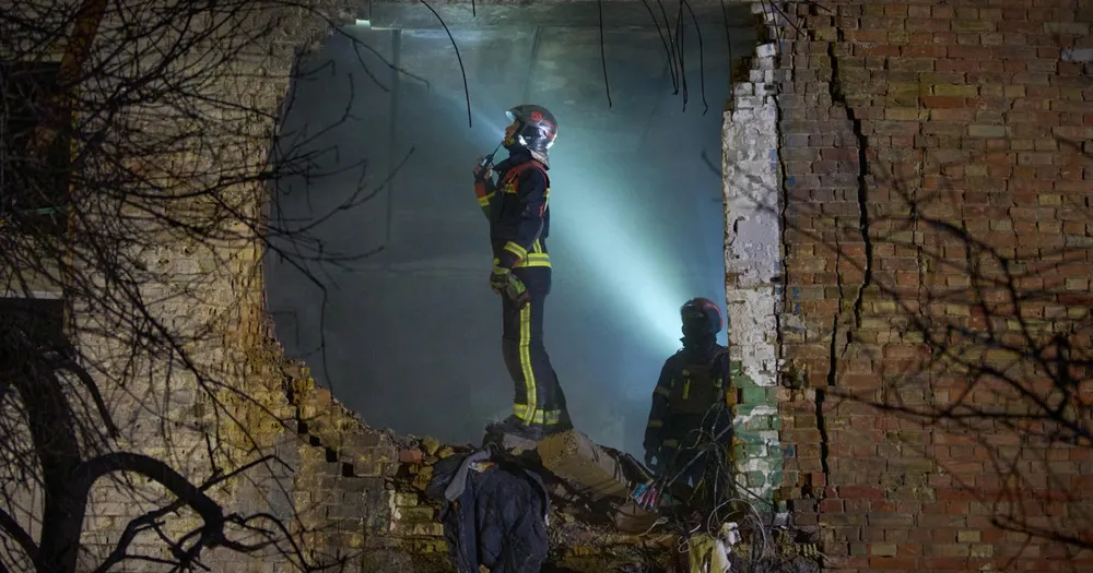 Russian Strikes Kill Three in Kyiv Amid Intensified Peace Negotiations