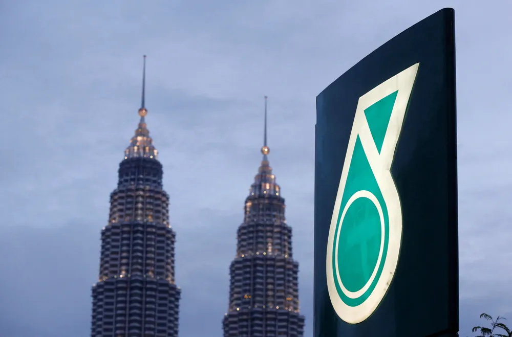 Sarawak accuses Petronas of operating without a license, escalating tensions over gas distribution rights