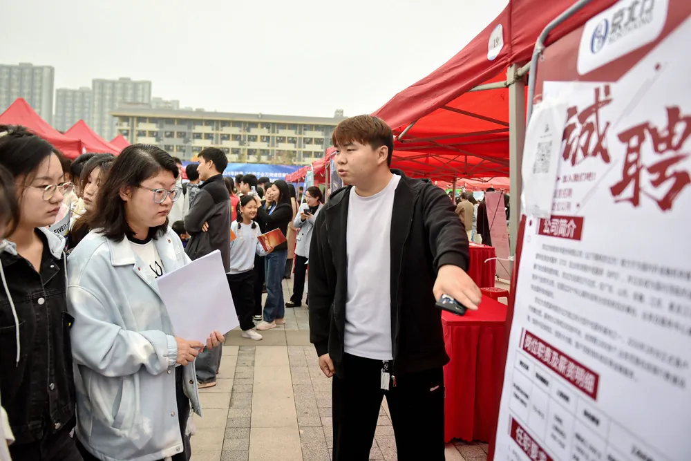 Scholar Calls for Reform of China's Jobless Rate to Reflect Economic Reality