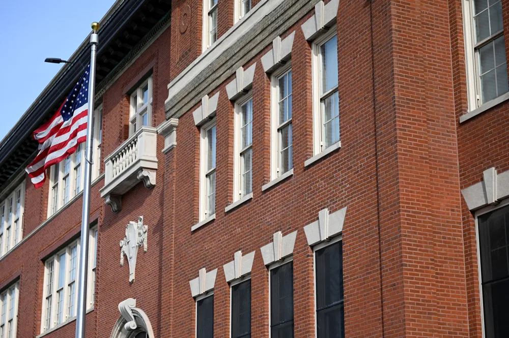 Misunderstanding in Chicago: Secret Service Agents Mistaken for ICE at Elementary School