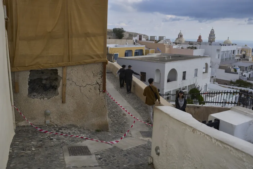 Seismic Activity in Santorini: Schools Closed, Precautions Taken Amid Ongoing Earthquakes