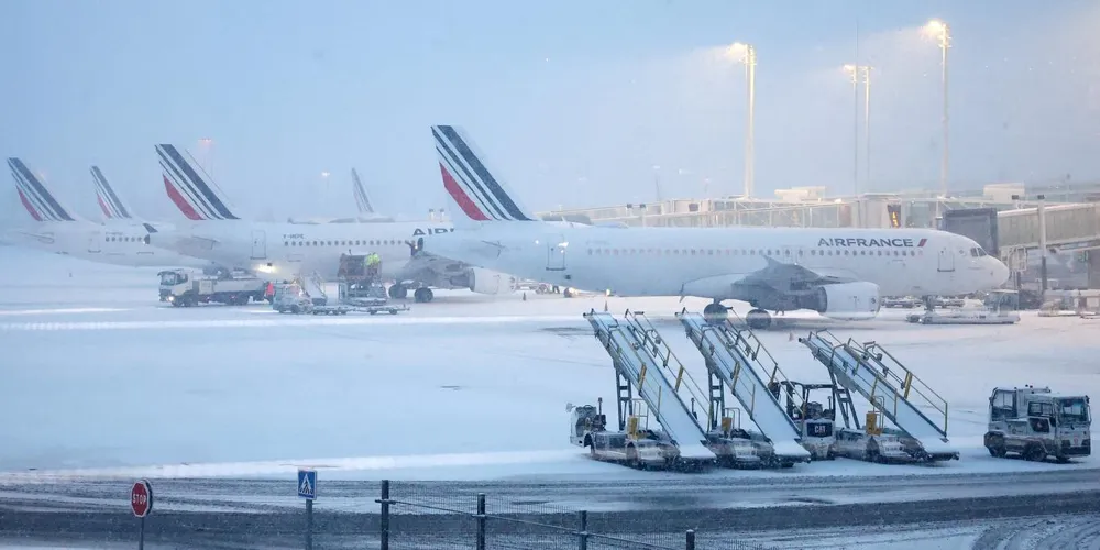 Severe Snowfall Causes Significant Flight Disruptions in Paris