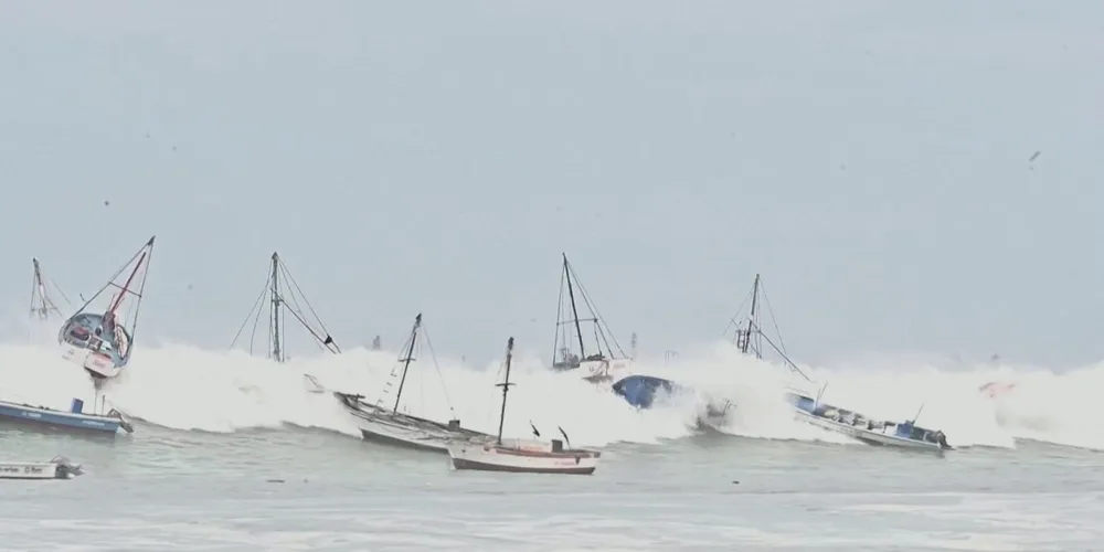 Severe Waves Overturn Boats Along Peruvian Coast, Danger Persists