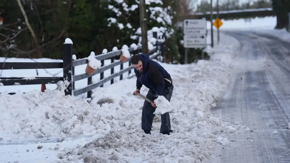 Severe weather leaves thousands in Ireland facing power and water outages