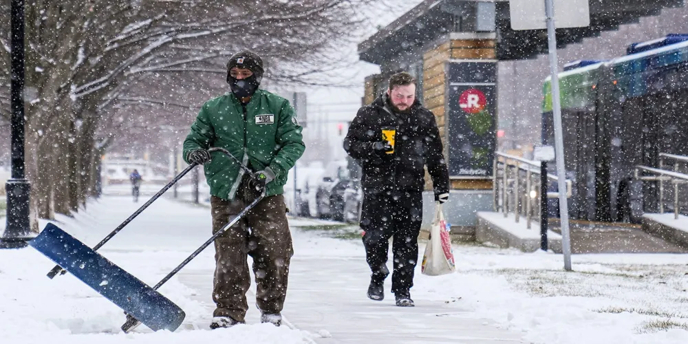 Severe winter storm strikes Mid-Atlantic; DC forecasted to receive up to a foot of snow