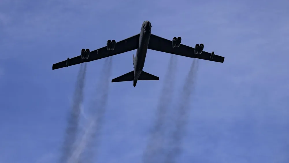 Passenger Jet Avoids B-52 Bomber in Mid-Air Incident Over North Dakota