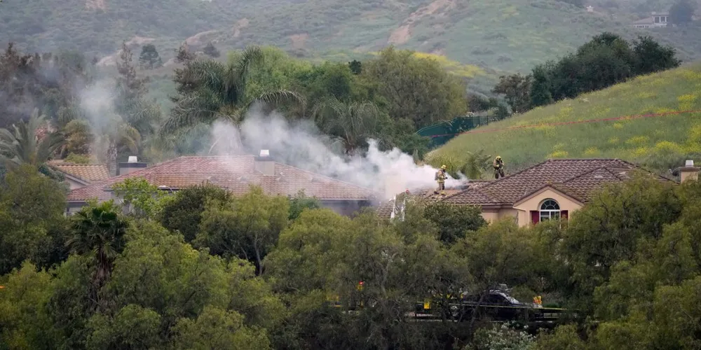Small plane crashes into Simi Valley, leading to fatalities and property damage