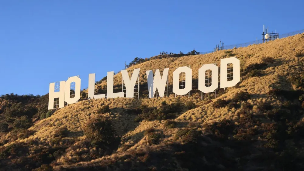 Social Media's AI Images Mislead on Hollywood Sign's Safety Amid Wildfires