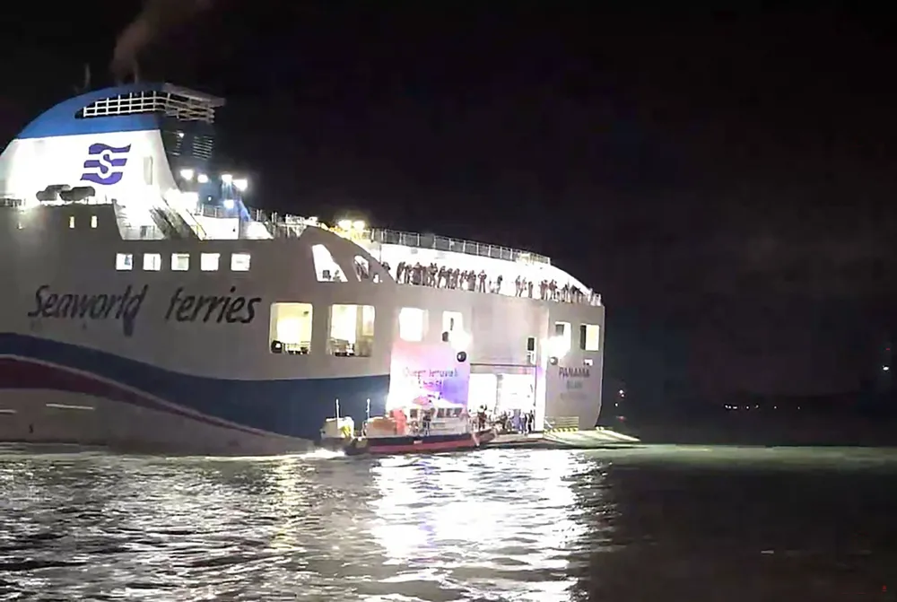 South Korean ferry runs aground after helmsman distracted by mobile phone