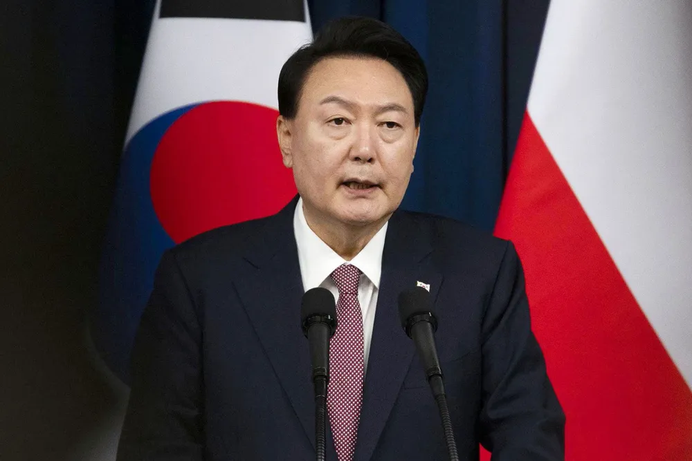 South Korean President Yoon Suk Yeol Faces Arrest Warrant Enforcement at Residence